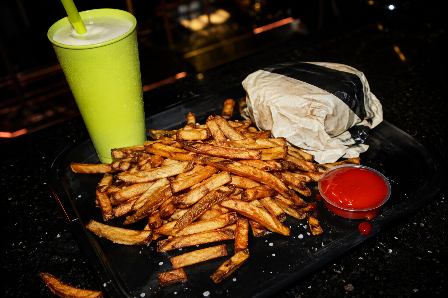 Frites, shake et packaging KRAM sous un flash direct